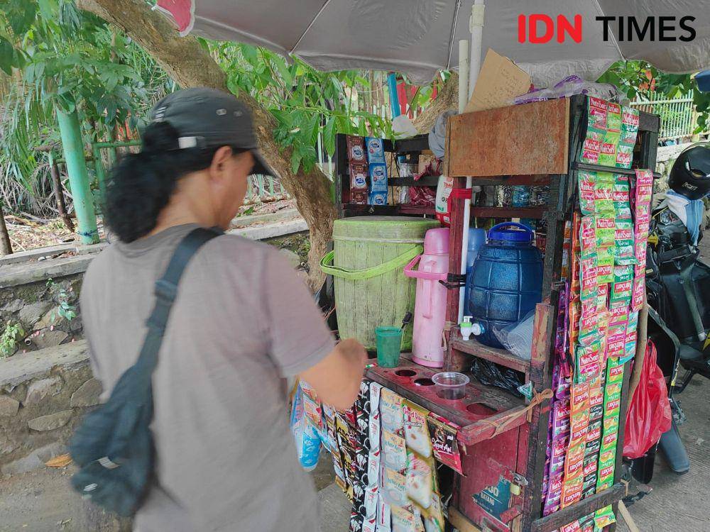 Salah satu penjual 'Starling', Ibeng (49). (IDN Times/Imam Faishal)