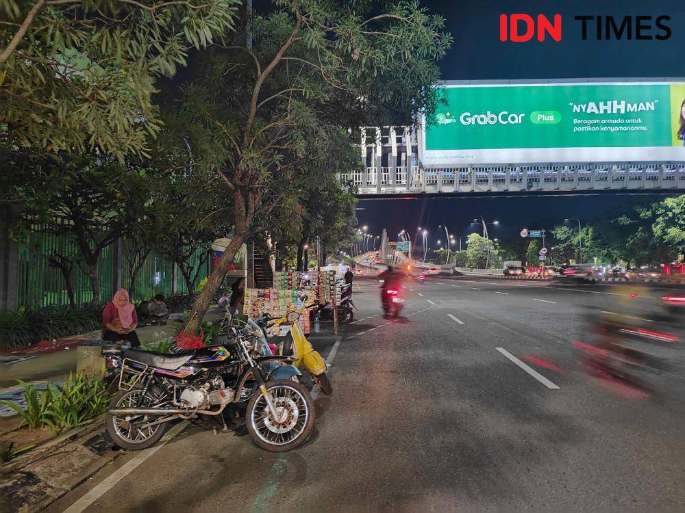 Beberapa pedagang 'Starling' di Sekitar Stadion Patriot Bekasi. (IDN Times/Imam Faishal)