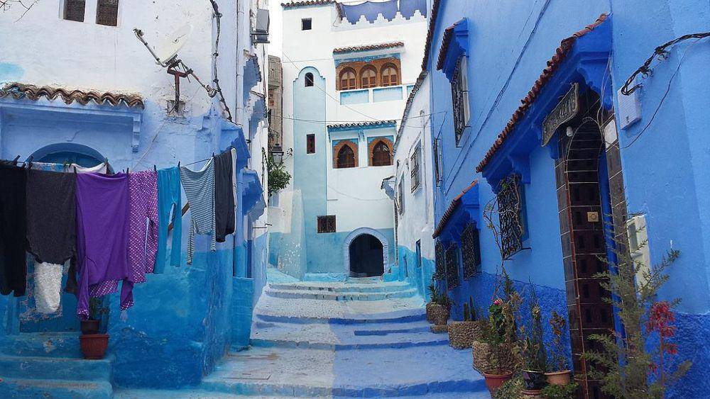 suasana kota dengan warna biru yang estetik (commons.wikimedia.org/Allenfleming)