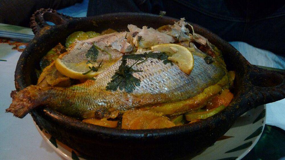makanan yang disajikan dalam wajan khas Maroko (commons.wikimedia.org/YoTuT)