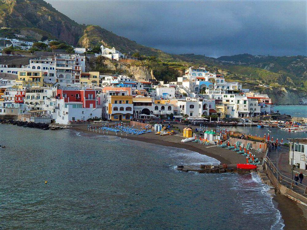 desa-desa di Pulau Ischia (https://commons.wikimedia.org/Empatica)