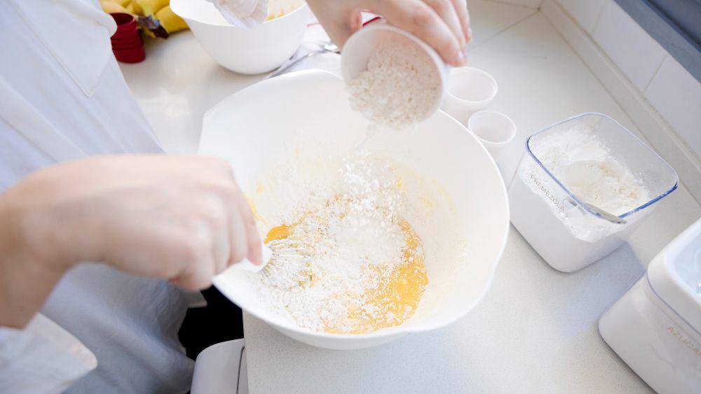 ilustrasi menambahkan icing sugar ke dalam adonan (freepik.com/freepik)
