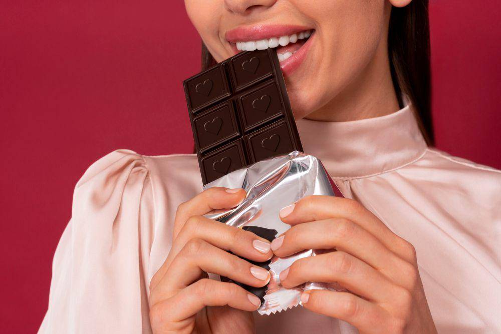 ilustrasi orang makan cokelat (freepik.com/freepik)