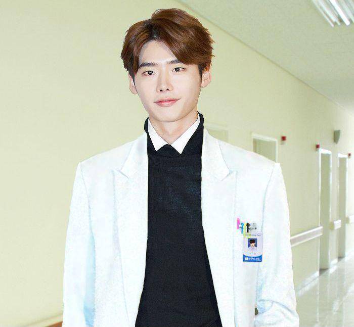 Lee Jong Suk dalam drama Doctor Stranger (dok. SBS/Doctor Stranger)