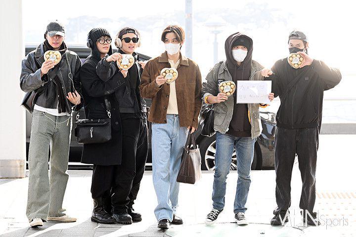 9 Potret NCT 127 Berangkat ke Jakarta, Bawa Cokelat Valentine!