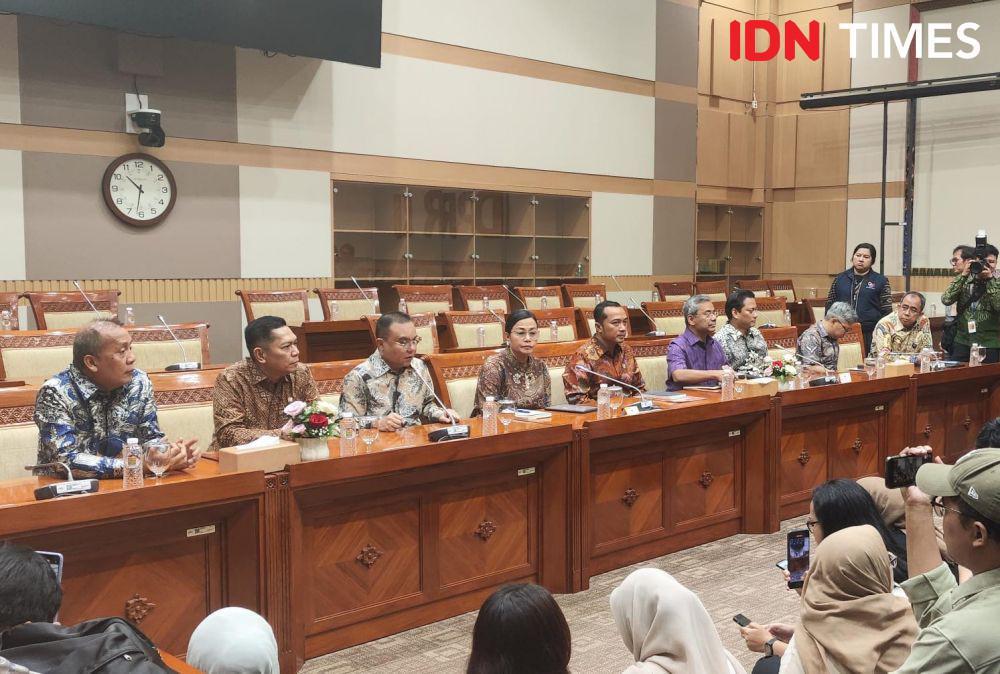 Konferensi pers di Ruang Rapat Komisi III DPR RI pada Jumat (14/2/2025). (IDN Times/Yosafat Diva Bayu Wisesa)