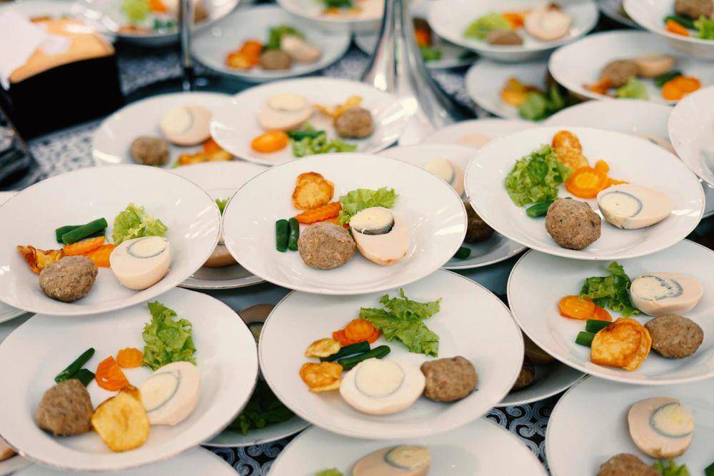 ilustrasi catering (vecteezy.com/royaaxs)