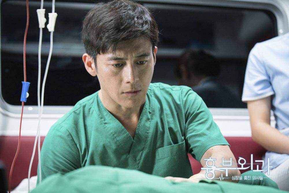 Go Soo dalam drama Heart Surgeons (dok. SBS/Heart Surgeons)