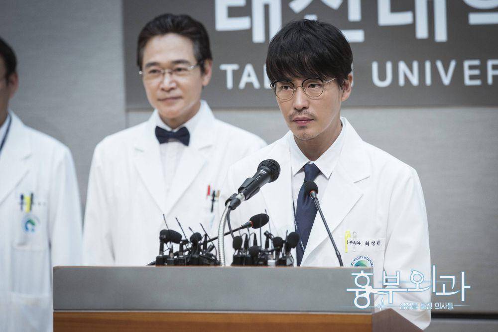 Uhm Ki Joon dalam drama Heart Surgeons (dok. SBS/Heart Surgeons)