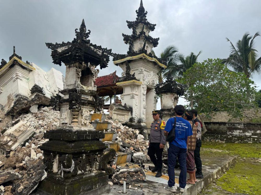Candi Pura di Pura Puser Saab di Nusa Penida Roboh