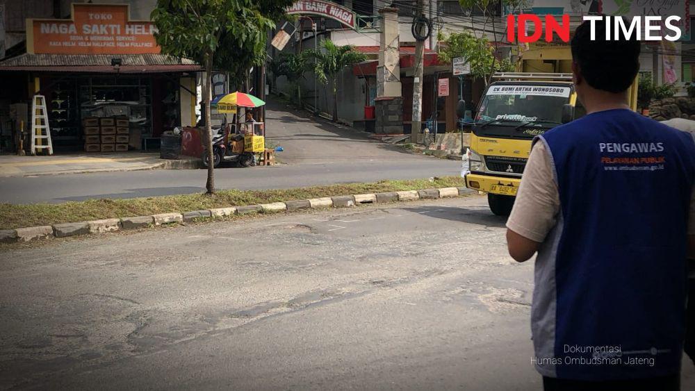 Banyak Angkot Rusak Gegara Jalan Berlubang Bertebaran di Semarang