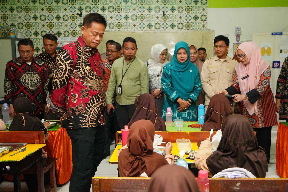 Pj Gubernur Sulsel Instruksikan Pemda Jalankan Program MBG dan PKG