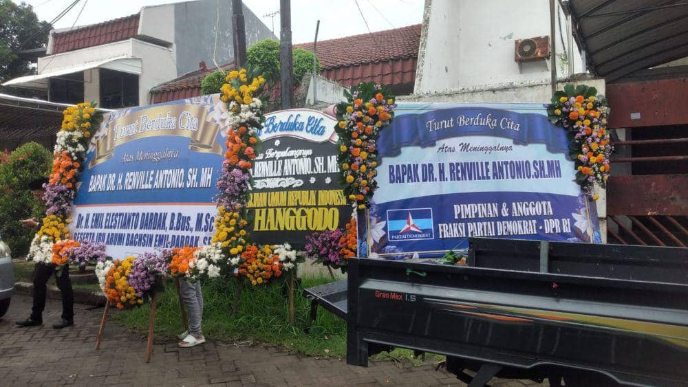Karangan Bunga Penuhi Rumah Duka Bendum Demokrat Renville Antonio