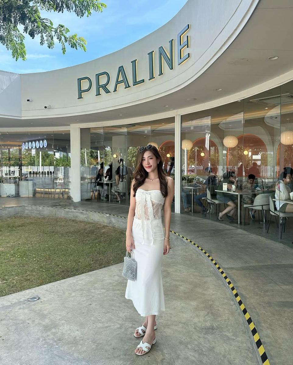 potret ide OOTD pakai midi dress dan heels ala Tita Pathitta (instagram.com/tita.pathitta)