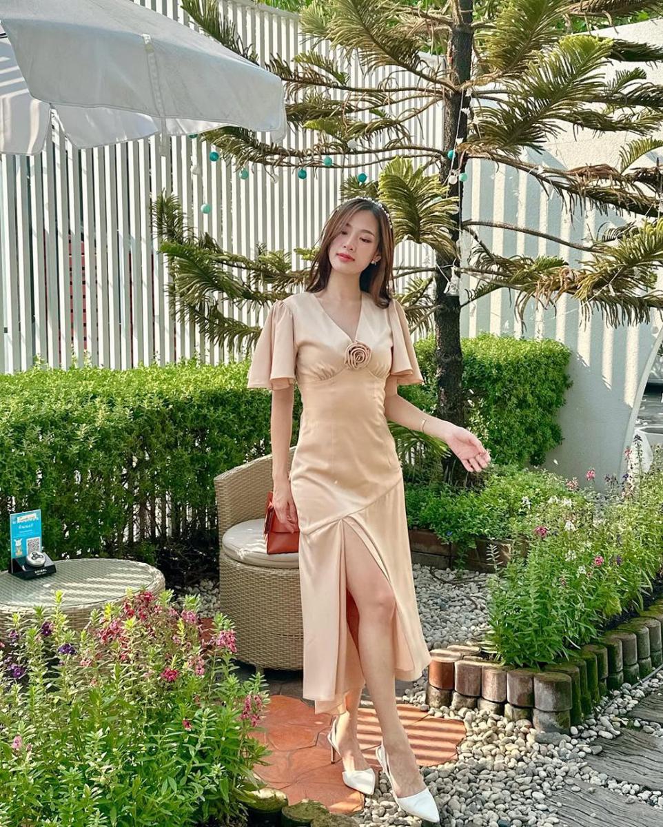 potret ide OOTD pakai midi dress dan heels ala Tita Pathitta (instagram.com/tita.pathitta)