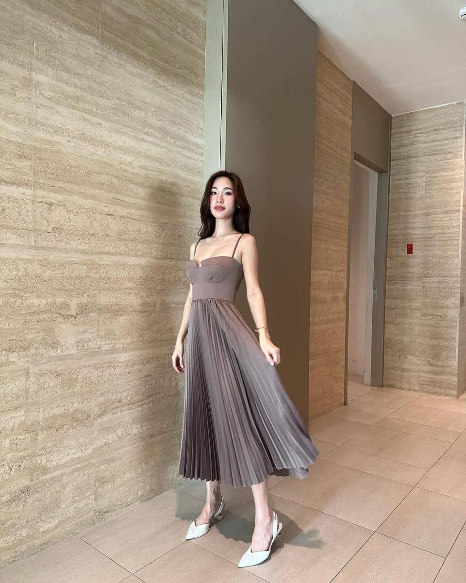 potret ide OOTD pakai midi dress dan heels ala Tita Pathitta (instagram.com/tita.pathitta)