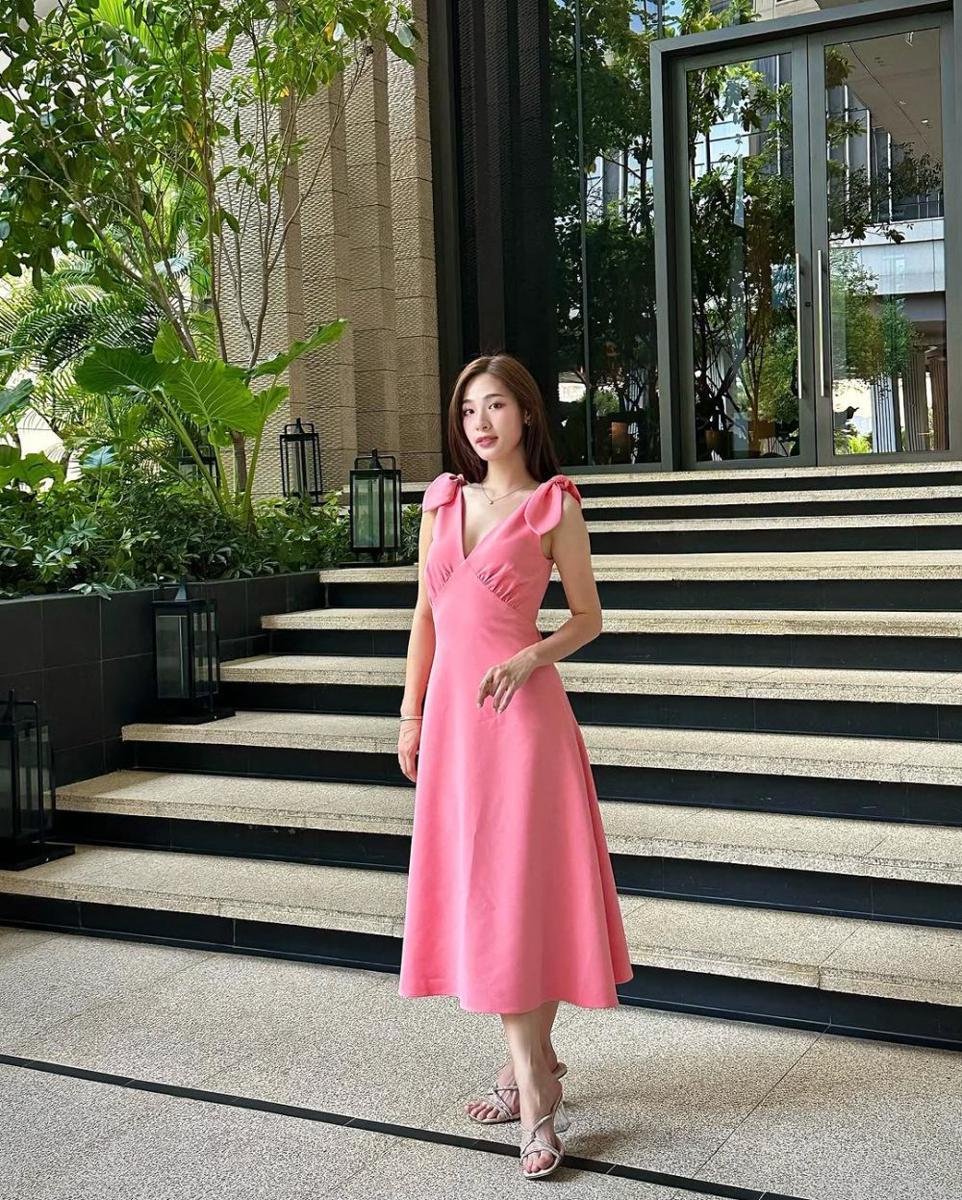 potret ide OOTD pakai midi dress dan heels ala Tita Pathitta (instagram.com/tita.pathitta)