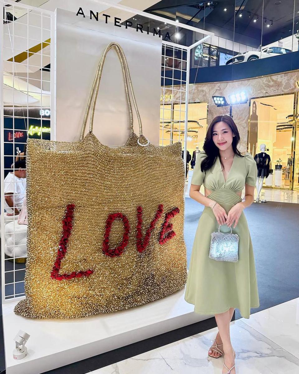 potret ide OOTD pakai midi dress dan heels ala Tita Pathitta (instagram.com/tita.pathitta)