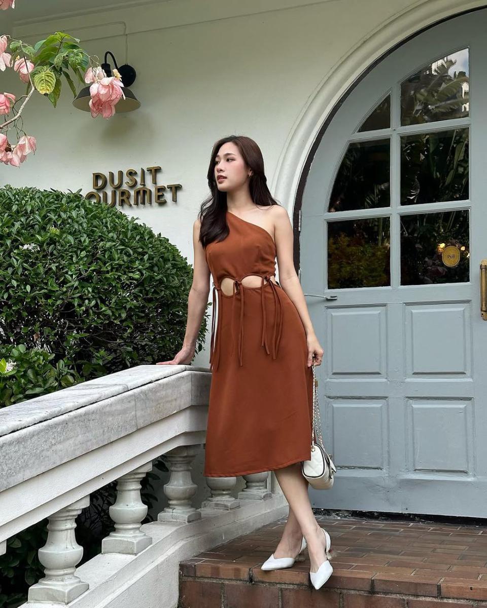 potret ide OOTD pakai midi dress dan heels ala Tita Pathitta (instagram.com/tita.pathitta)