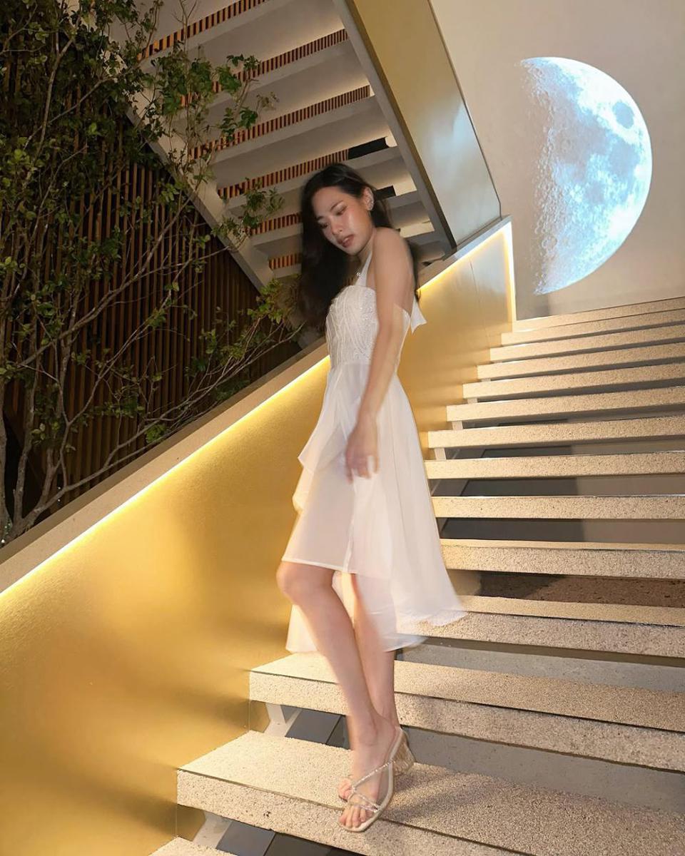 potret ide OOTD pakai midi dress dan heels ala Tita Pathitta (instagram.com/tita.pathitta)