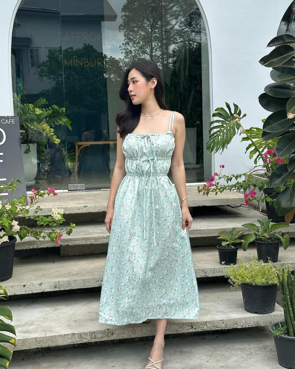 potret ide OOTD pakai midi dress dan heels ala Tita Pathitta (instagram.com/tita.pathitta)
