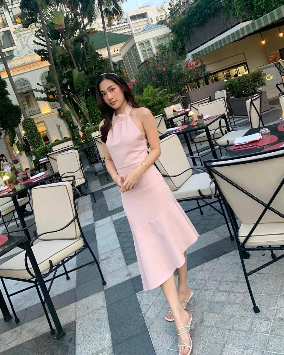 potret ide OOTD pakai midi dress dan heels ala Tita Pathitta (instagram.com/tita.pathitta)