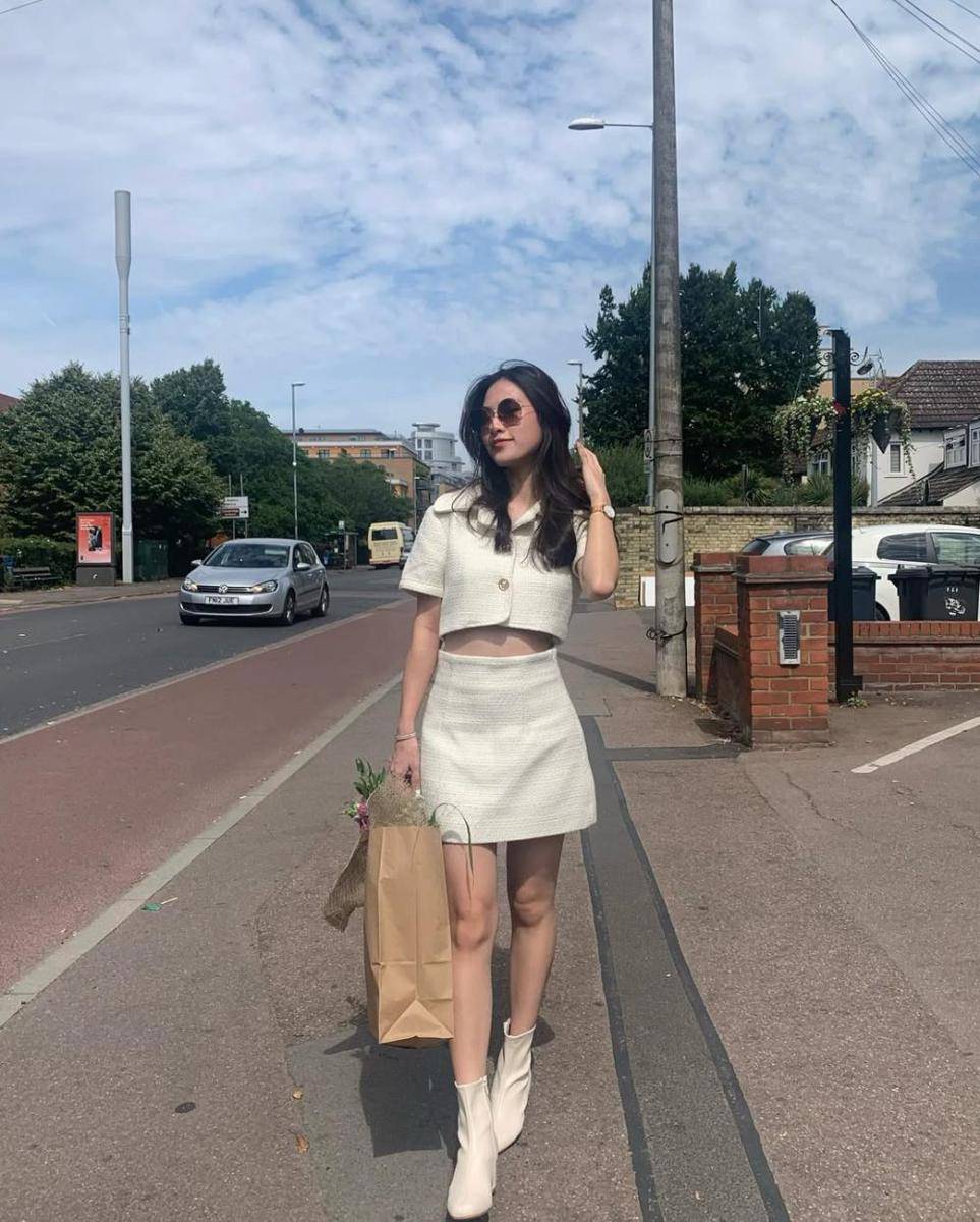 potret ide OOTD classy and badass look pakai skirt ala Tita Pathitta (instagram.com/tita.pathitta)