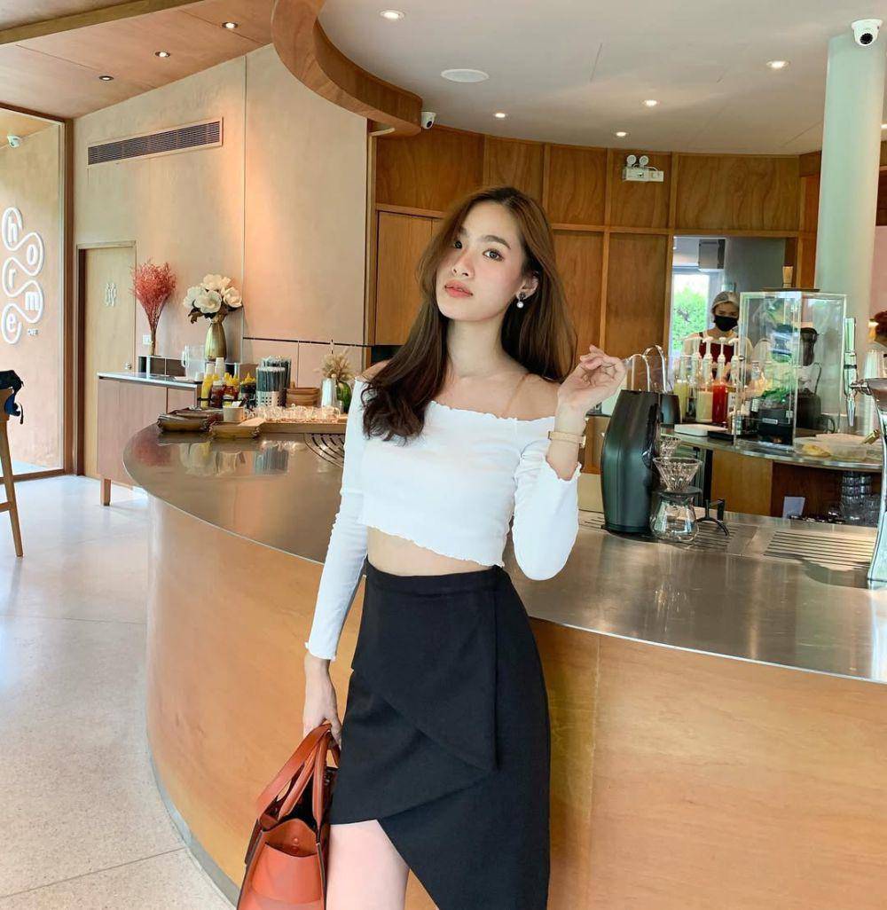 potret ide OOTD classy and badass look pakai skirt ala Tita Pathitta (instagram.com/tita.pathitta)