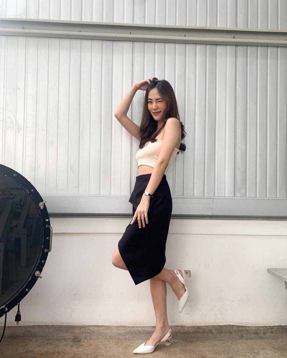 potret ide OOTD classy and badass look pakai skirt ala Tita Pathitta (instagram.com/tita.pathitta)