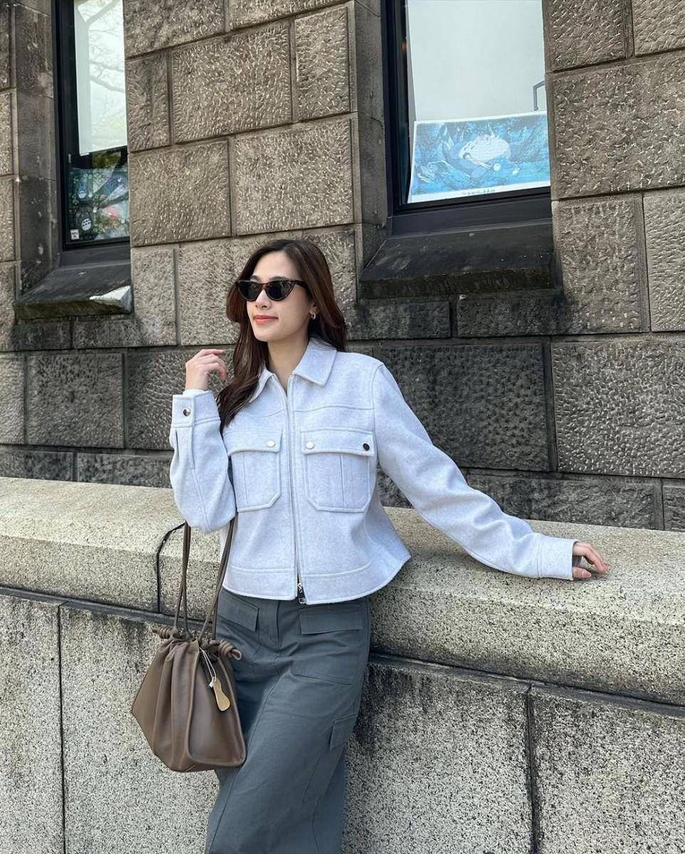potret ide OOTD classy and badass look pakai skirt ala Tita Pathitta (instagram.com/tita.pathitta)