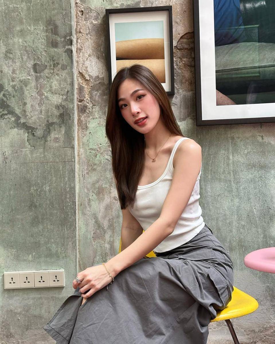potret ide OOTD classy and badass look pakai skirt ala Tita Pathitta (instagram.com/tita.pathitta)