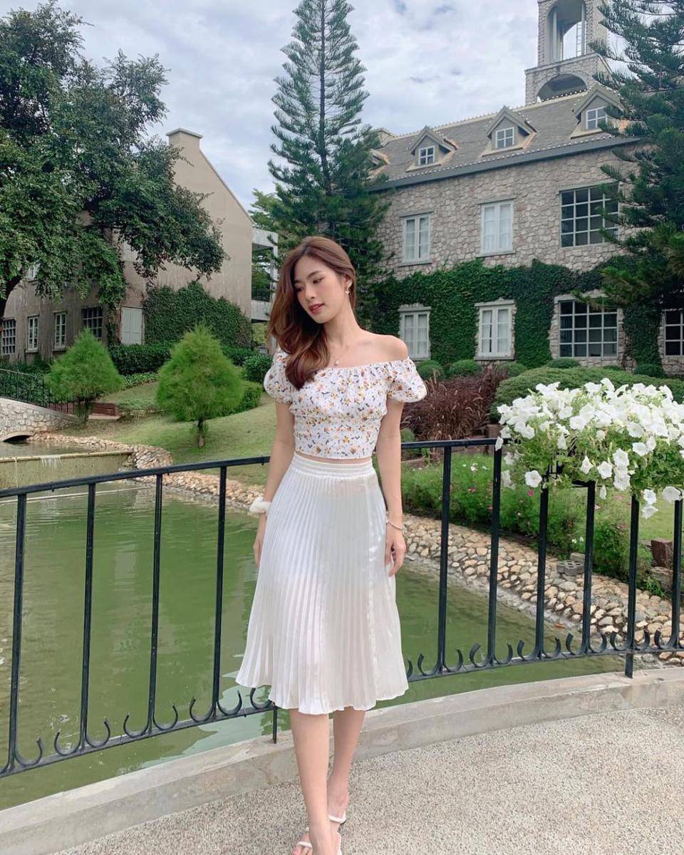 potret ide OOTD classy and badass look pakai skirt ala Tita Pathitta (instagram.com/tita.pathitta)