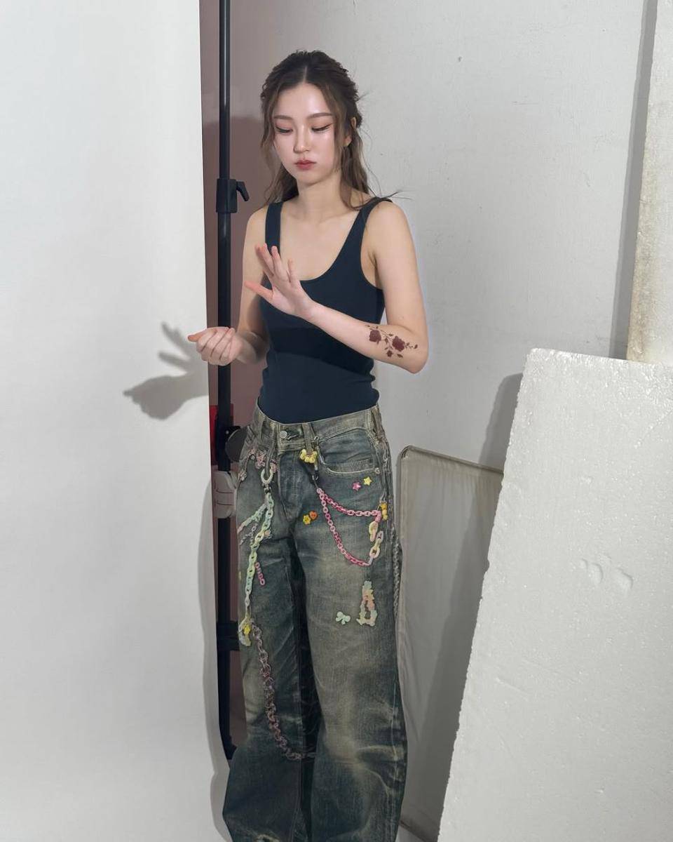 potret ide OOTD kasual dan energik buat hangout ala Thanaerng (instagram.com/thanaerngnin)