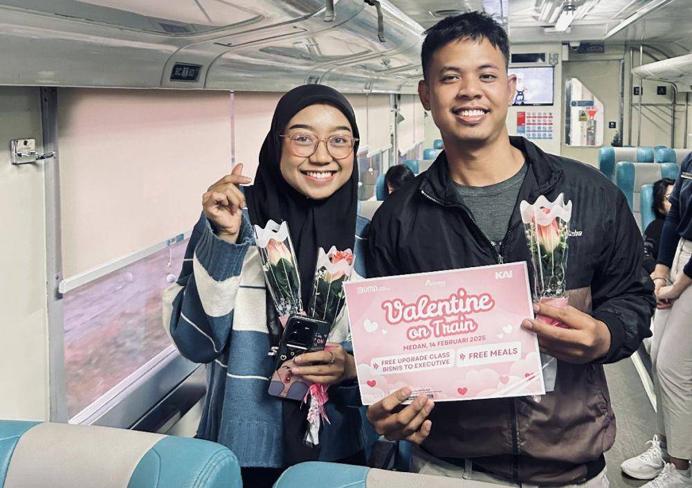 PT Kereta Api Indonesia (Persero) Divre I Sumatera Utara dengan memberikan kejutan kasih sayang berupa “Valentrain on Station” kepada para pelanggan KA. (Dok. KAI Divre I Sumut)