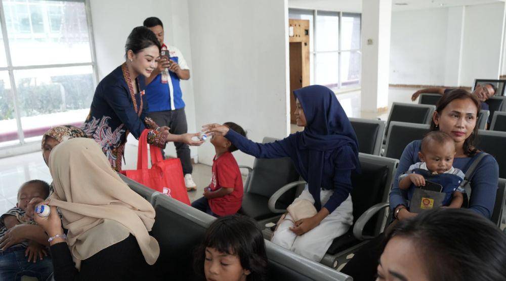 PT Kereta Api Indonesia (Persero) Divre I Sumatera Utara dengan memberikan kejutan kasih sayang berupa “Valentrain on Station” kepada para pelanggan KA. (Dok. KAI Divre I Sumut)