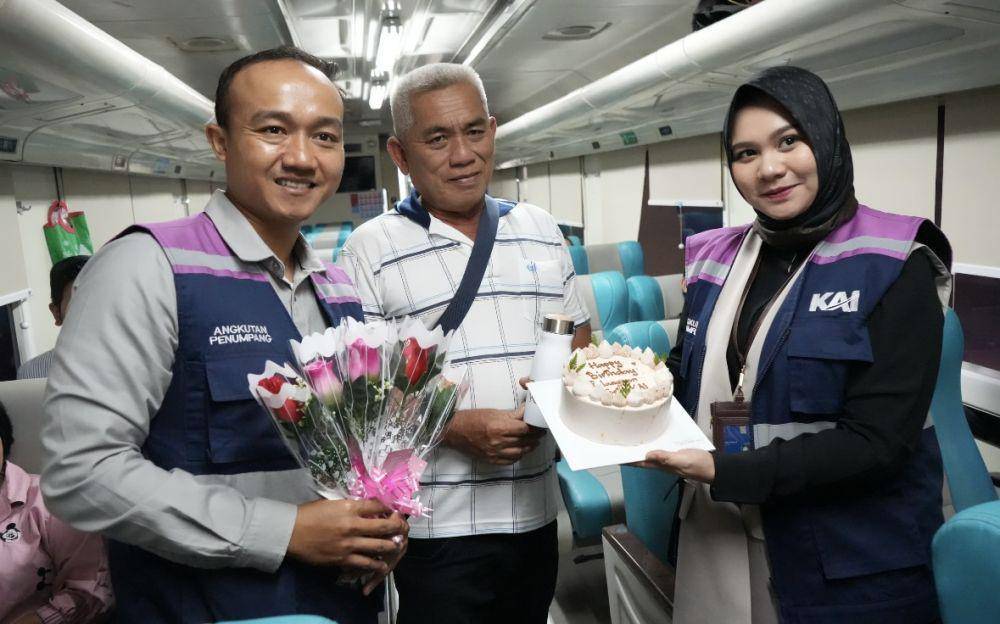 PT Kereta Api Indonesia (Persero) Divre I Sumatera Utara dengan memberikan kejutan kasih sayang berupa “Valentrain on Station” kepada para pelanggan KA. (Dok. KAI Divre I Sumut)