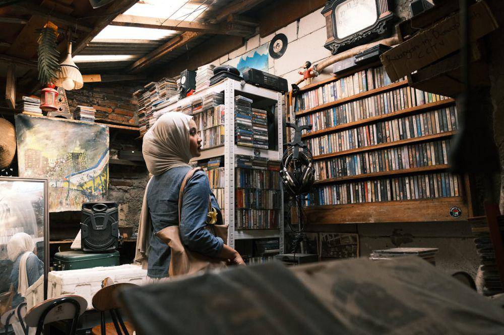 Ilustrasi wanita di perpustakaan Jakarta (pexels.com/Eka Nugraha)