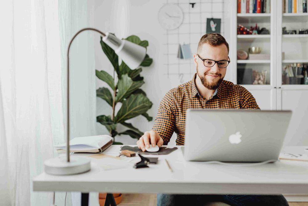 ilustrasi pria yang menerapkan hustle mode (pexels.com/Photo By: Kaboompics.com)