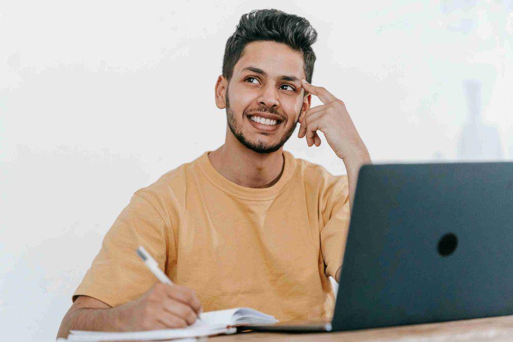 ilustrasi pria yang menerapkan hustle mode (pexels.com/Michael Burrows)