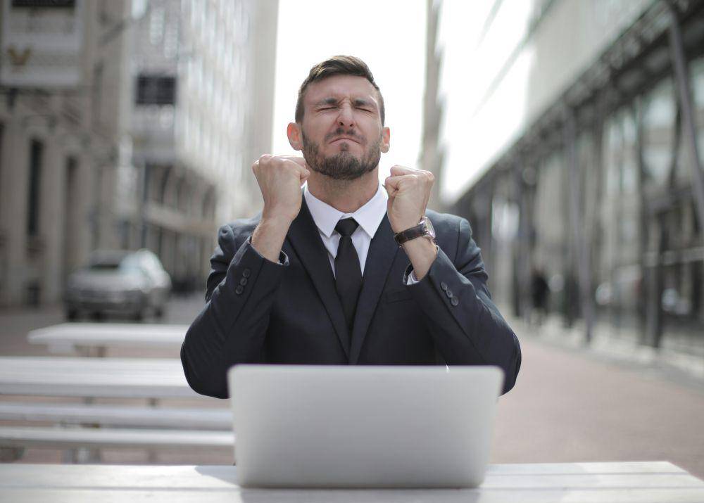 ilustrasi pria yang menerapkan hustle mode (pexels.com/Andrea Piacquadio)