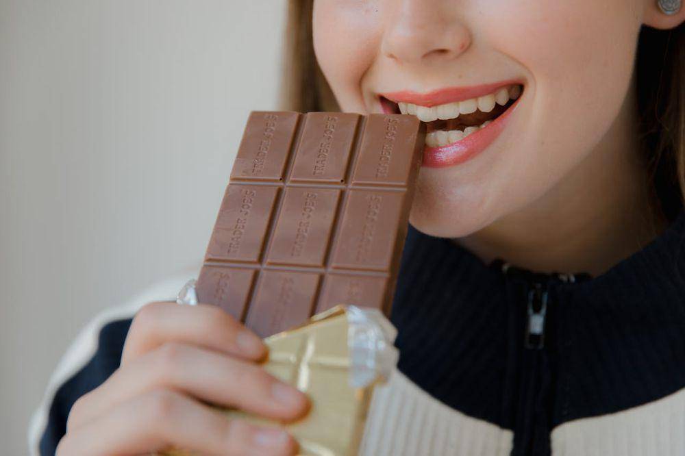 ilustrasi orang makan cokelat (pexels.com/rdne)
