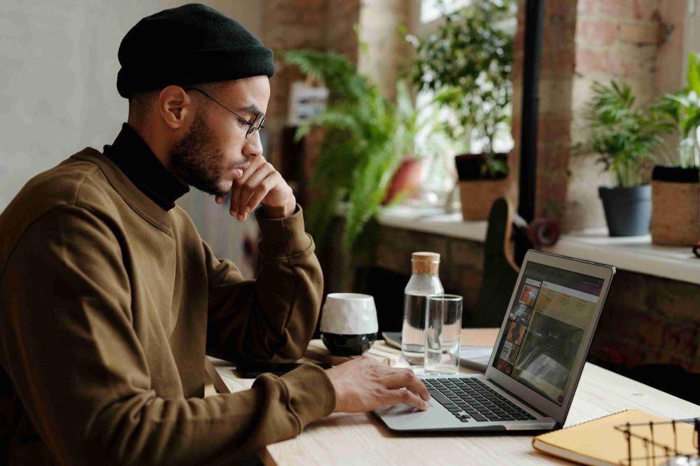 ilustrasi pria yang menerapkan hustle mode (pexels.com/Tony Schnagl)