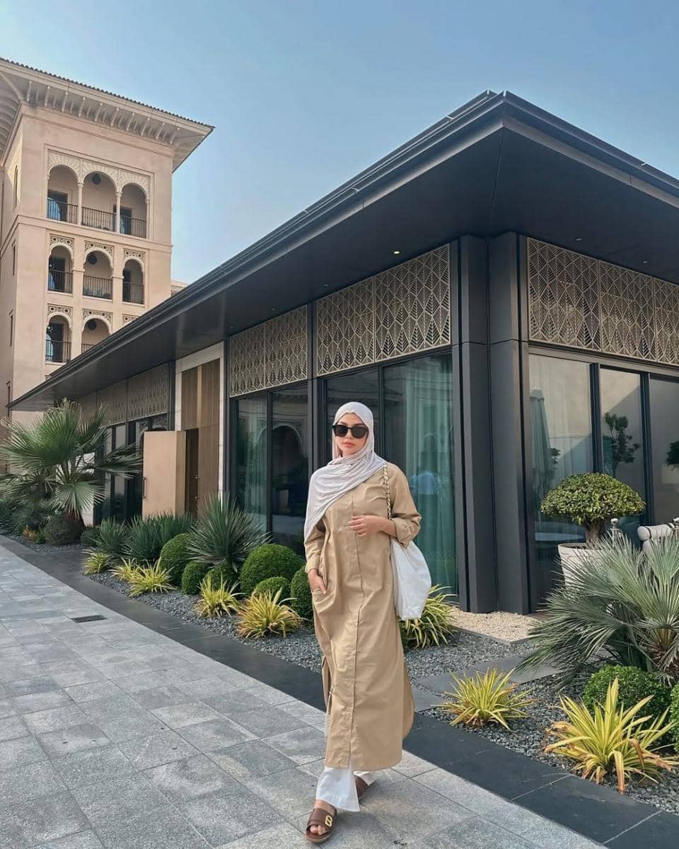 Ide Style Hijab Hangout ala Dara Arafah