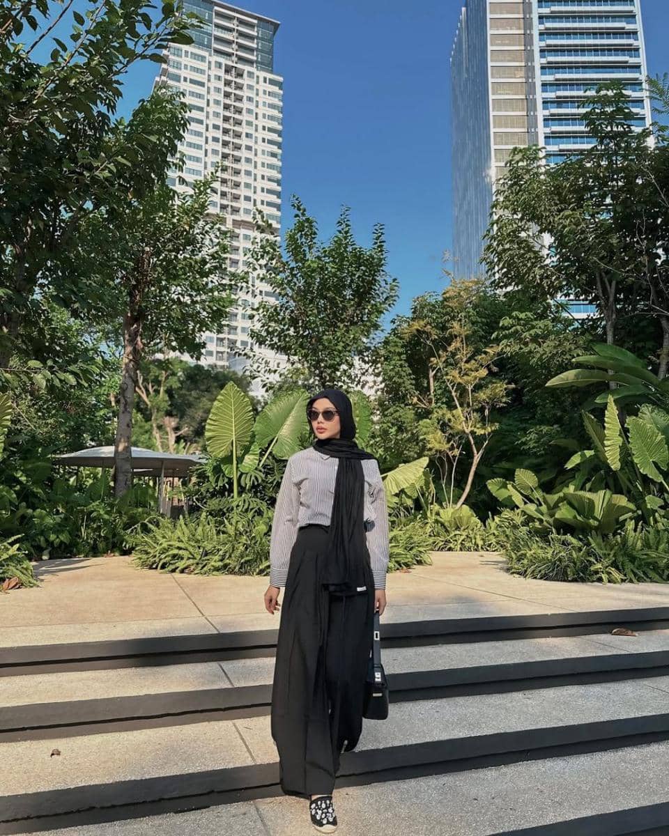 Ide Outfit Hijab Hangout ala Dara Arafah