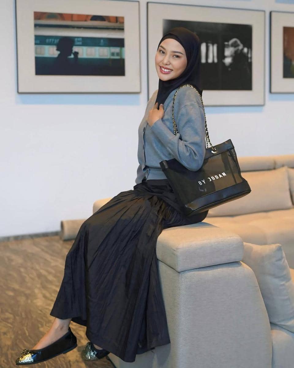 Outfit Hijab Hangout ala Dara Arafah