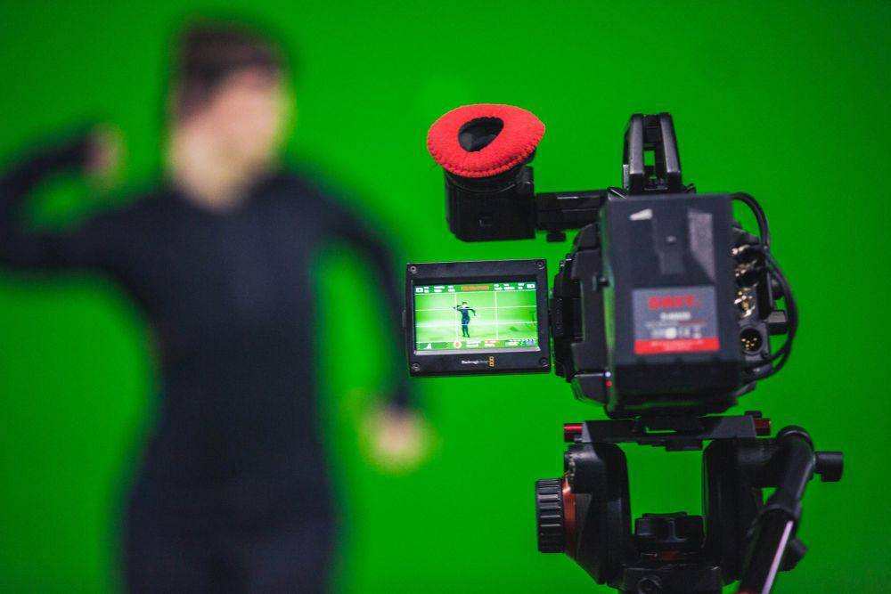ilustrasi penggunaan green screen (unsplash.com/Unlimited Motion Ltd)