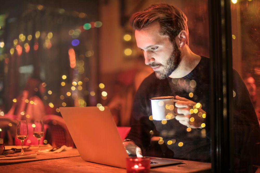 ilustrasi pria menatap layar laptop saat bekerja (pexels.com/Andrea Piacquadio)