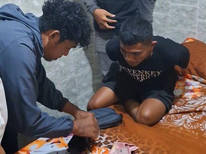 Tim Sat Reskrim Polsek Kawasan Paotere saat menangkap pelaku / IDN : Darsil Yahya