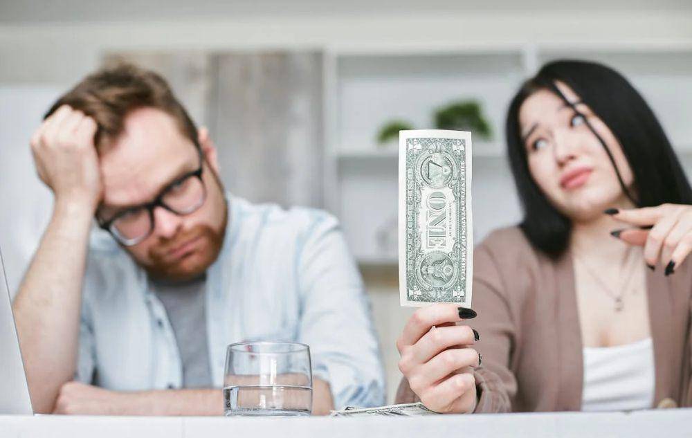 ilustrasi berdiskusi masalah finansial (pexels.com/Mikhail Nilov)