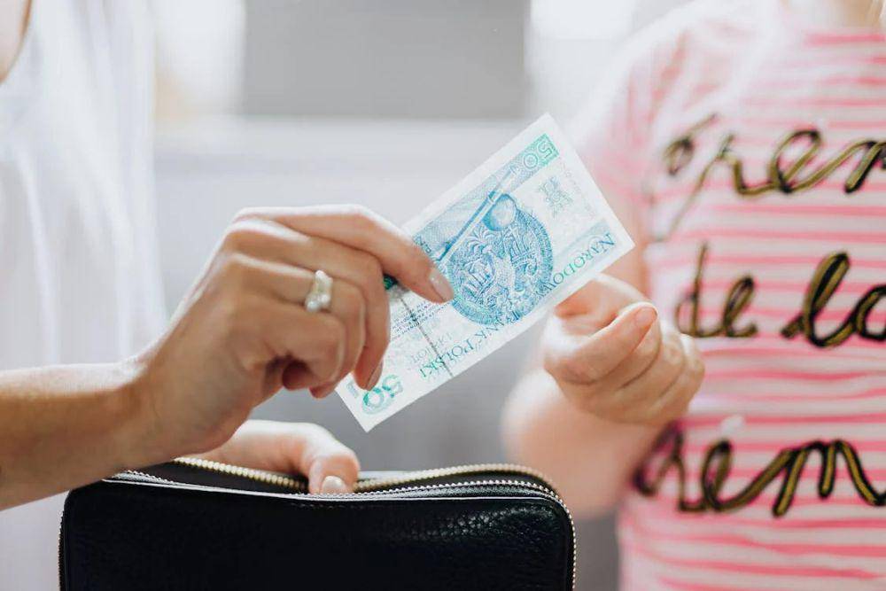 ilustrasi memberi uang (pexels.com/Photo By: Kaboompics.com)